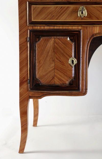 Bureau à caissons en bois de Rose et Palissandre d’époque Transition Louis XV-Louis XVI