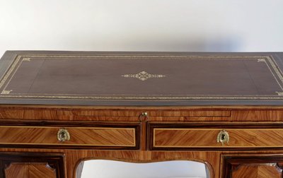 Bureau à caissons en bois de Rose et Palissandre d’époque Transition Louis XV-Louis XVI