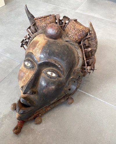 Afrikanische Maske aus geschnitztem Holz 