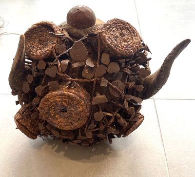 Afrikanische Maske aus geschnitztem Holz 