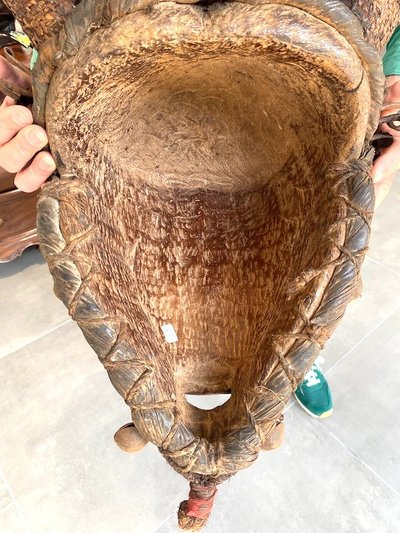 Afrikanische Maske aus geschnitztem Holz 