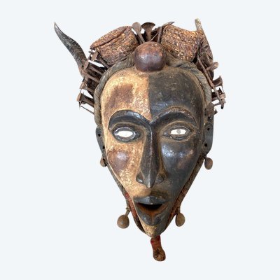 Afrikanische Maske aus geschnitztem Holz 