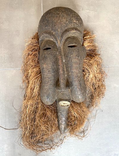 Masque Africain en bois sculpté et raffia 
