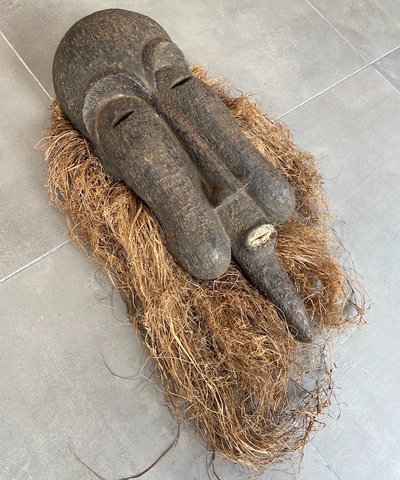 Masque Africain en bois sculpté et raffia 