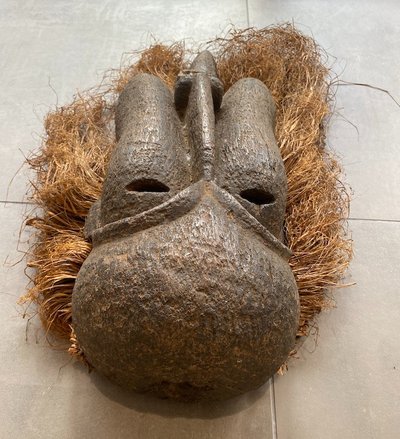 Masque Africain en bois sculpté et raffia 