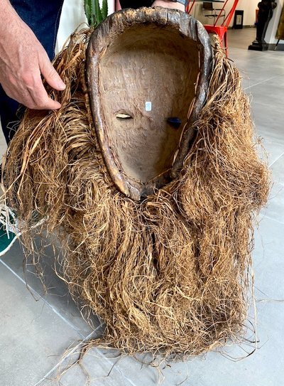 Masque Africain en bois sculpté et raffia 