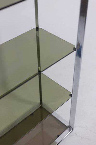 Coppia di mensole a 6 ripiani, struttura in metallo cromato. Anni '70. LS6415509M