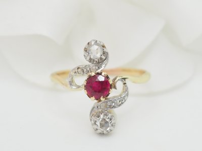 Bague marquise en or jaune, rubis et diamants 