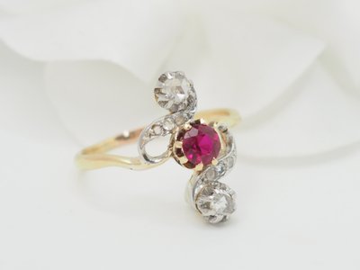 Bague marquise en or jaune, rubis et diamants 