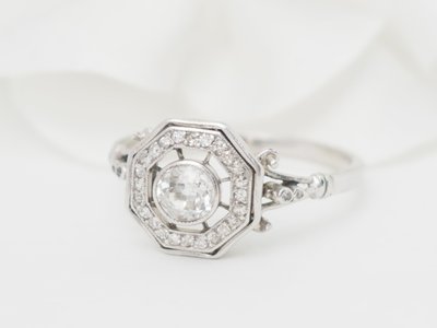 Bague hexagonale en or blanc et diamants