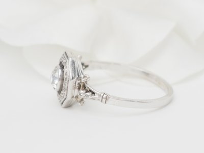 Bague hexagonale en or blanc et diamants
