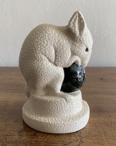 Mouse con la sua noce in ceramica della manifattura di Sèvres  Affascinante figurina Art Déco in cer