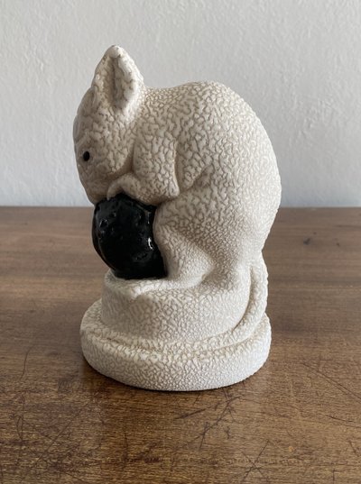 Mouse con la sua noce in ceramica della manifattura di Sèvres  Affascinante figurina Art Déco in cer