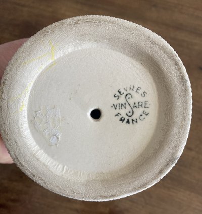 Mouse con la sua noce in ceramica della manifattura di Sèvres  Affascinante figurina Art Déco in cer