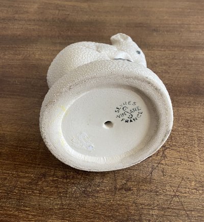 Mouse con la sua noce in ceramica della manifattura di Sèvres  Affascinante figurina Art Déco in cer
