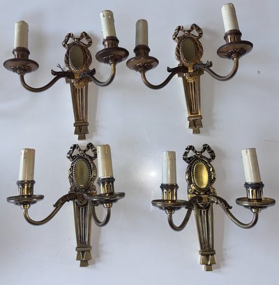 PETITOT (20th century) Series of four Art Deco wall lights with medallions, in chiseled gilt bronze