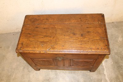 Kleine Eichentruhe mit Paneelen, 18. Jahrhundert, Périgord-Ursprung