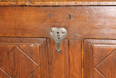 Kleine Eichentruhe mit Paneelen, 18. Jahrhundert, Périgord-Ursprung