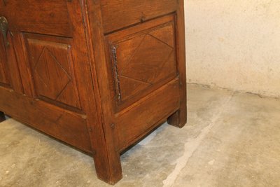 Kleine Eichentruhe mit Paneelen, 18. Jahrhundert, Périgord-Ursprung