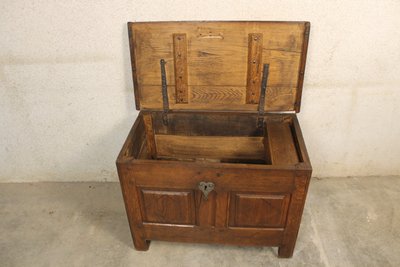 Kleine Eichentruhe mit Paneelen, 18. Jahrhundert, Périgord-Ursprung