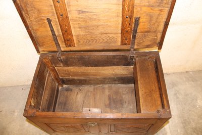 Kleine Eichentruhe mit Paneelen, 18. Jahrhundert, Périgord-Ursprung