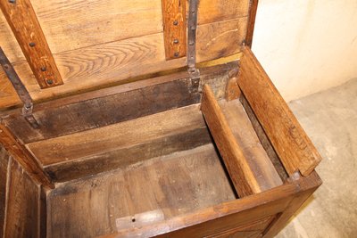 Kleine Eichentruhe mit Paneelen, 18. Jahrhundert, Périgord-Ursprung