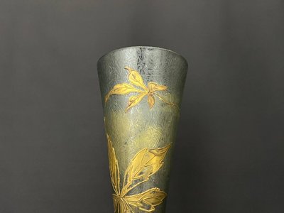 Vase Art Déco en verre soufflé gravé à l’acide – motif floral doré