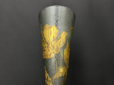 Vase Art Déco en verre soufflé gravé à l’acide – motif floral doré