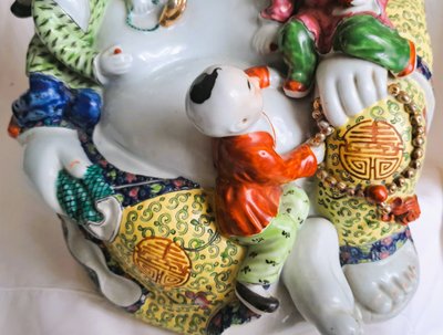 Statue d'art d'Asie représente un bouddha rieur avec 5 enfants en porcelaine 