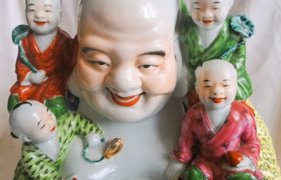 Statue d'art d'Asie représente un bouddha rieur avec 5 enfants en porcelaine 