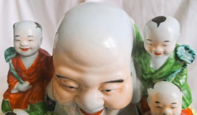 Statue d'art d'Asie représente un bouddha rieur avec 5 enfants en porcelaine 