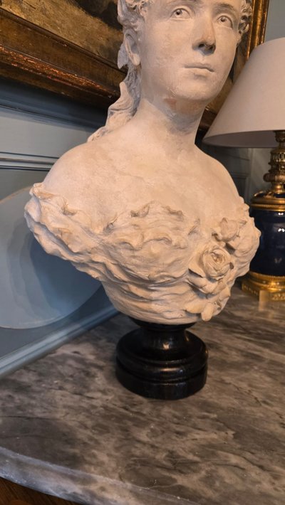 Busto di giovane donna, calco in gesso patinato, periodo Napoleone III