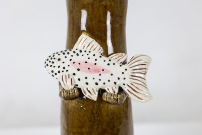 Valerie Courtet. Lontra che tiene in mano un pesce. Contemporaneo. Codice articolo: LS6420551A