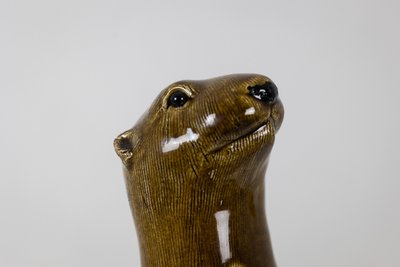 Valerie Courtet. Lontra che tiene in mano un pesce. Contemporaneo. Codice articolo: LS6420551A