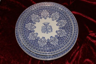 Service de table en faïence de Gien décor de Rouen avec blasons alliance Esterhazy-de Faultrier