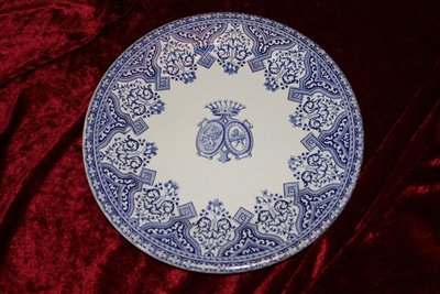 Service de table en faïence de Gien décor de Rouen avec blasons alliance Esterhazy-de Faultrier