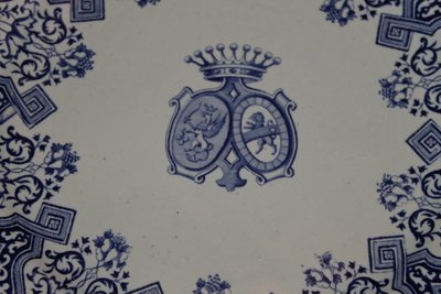 Service de table en faïence de Gien décor de Rouen avec blasons alliance Esterhazy-de Faultrier