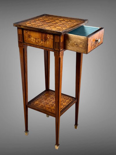 SMALL FLYING TABLE WITH TWO SQUARE TOPS IN MARQUETRY ON ALL SIDES WITH FLOWERS