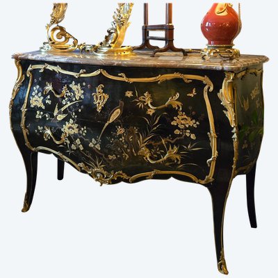 Louis XV style chest of drawers in black lacquer and gilded bronze – Late 19th / Early 20th century.