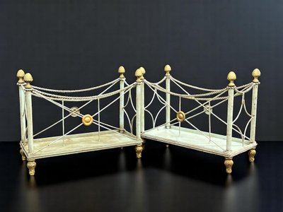 PAIRE DE PORTE REVUES " ESTAMPILLÉS PALLADIO " EN METAL LAQUÉ VERT ET DORÉ