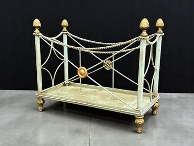 PAIRE DE PORTE REVUES " ESTAMPILLÉS PALLADIO " EN METAL LAQUÉ VERT ET DORÉ