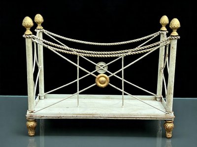 PAIRE DE PORTE REVUES " ESTAMPILLÉS PALLADIO " EN METAL LAQUÉ VERT ET DORÉ
