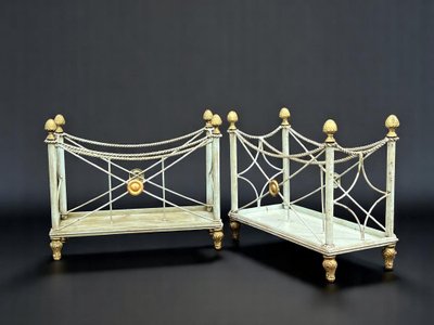 PAIRE DE PORTE REVUES " ESTAMPILLÉS PALLADIO " EN METAL LAQUÉ VERT ET DORÉ