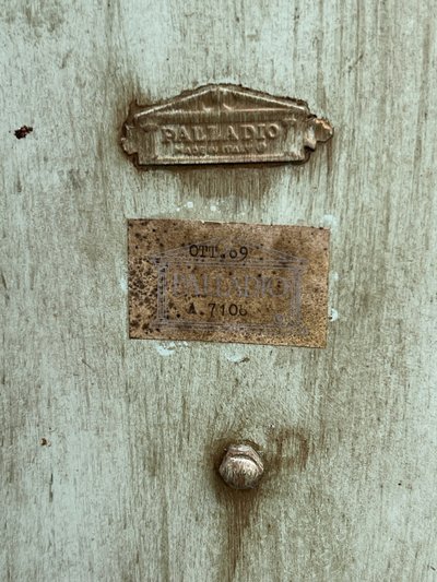 PAIRE DE PORTE REVUES " ESTAMPILLÉS PALLADIO " EN METAL LAQUÉ VERT ET DORÉ