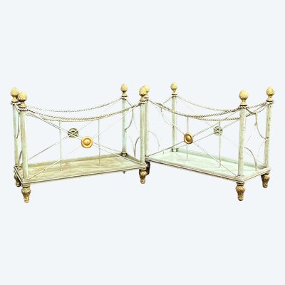 PAIRE DE PORTE REVUES " ESTAMPILLÉS PALLADIO " EN METAL LAQUÉ VERT ET DORÉ