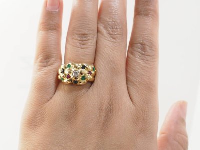 Bague jonc en or jaune et pierres précieuses 