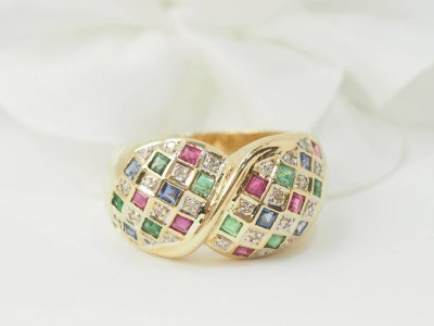 Bague pavée en or jaune, diamants et pierres précieuses