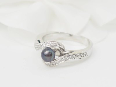 Anello in oro bianco, perla di Tahiti e diamanti