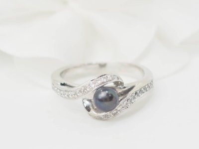 Anello in oro bianco, perla di Tahiti e diamanti