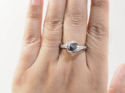 Anello in oro bianco, perla di Tahiti e diamanti